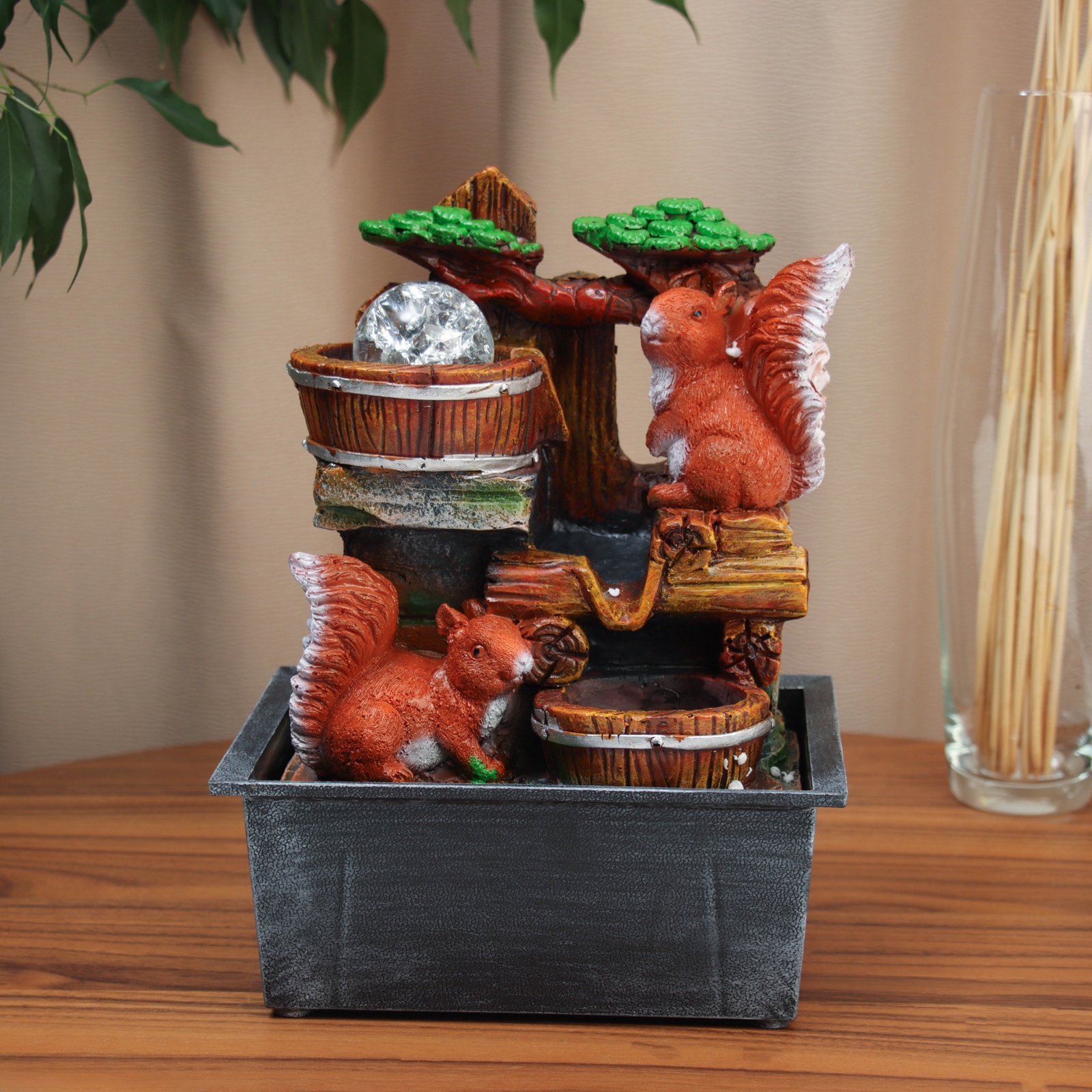Изображение товара Декоративный фонтан Белочки у бочек 28x21 см с подсветкой