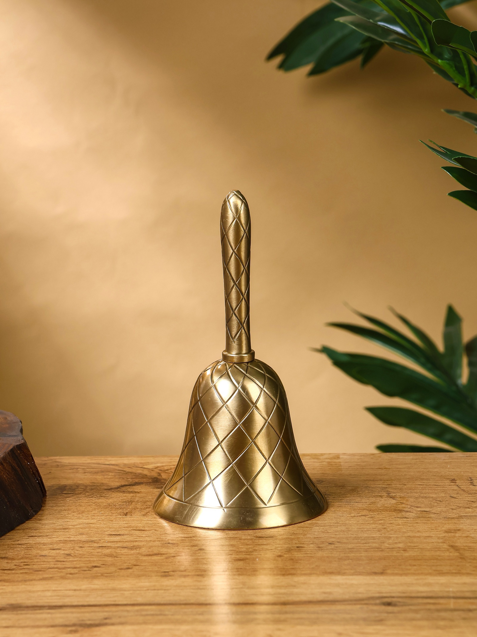 Изображение товара Декоративный латунный колокольчик «Еловая шишика» 14 см — SIMA-LAND