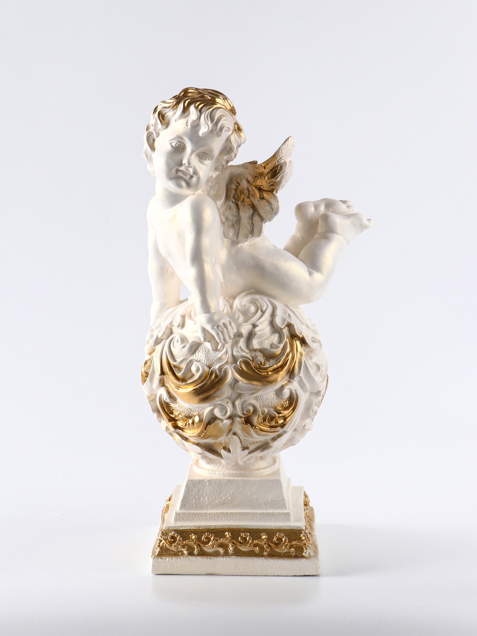 Изображение товара Декоративный предмет Хорошие сувениры Ангел на шаре белый с золотом