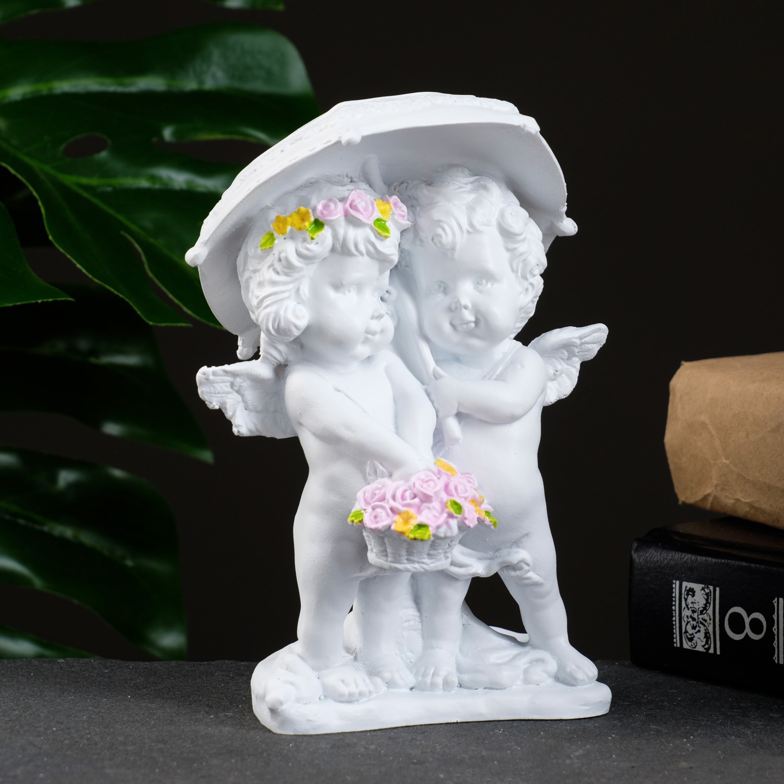 Изображение товара Ангелочки под зонтом — декоративная фигура, белая, 9x11x15 см