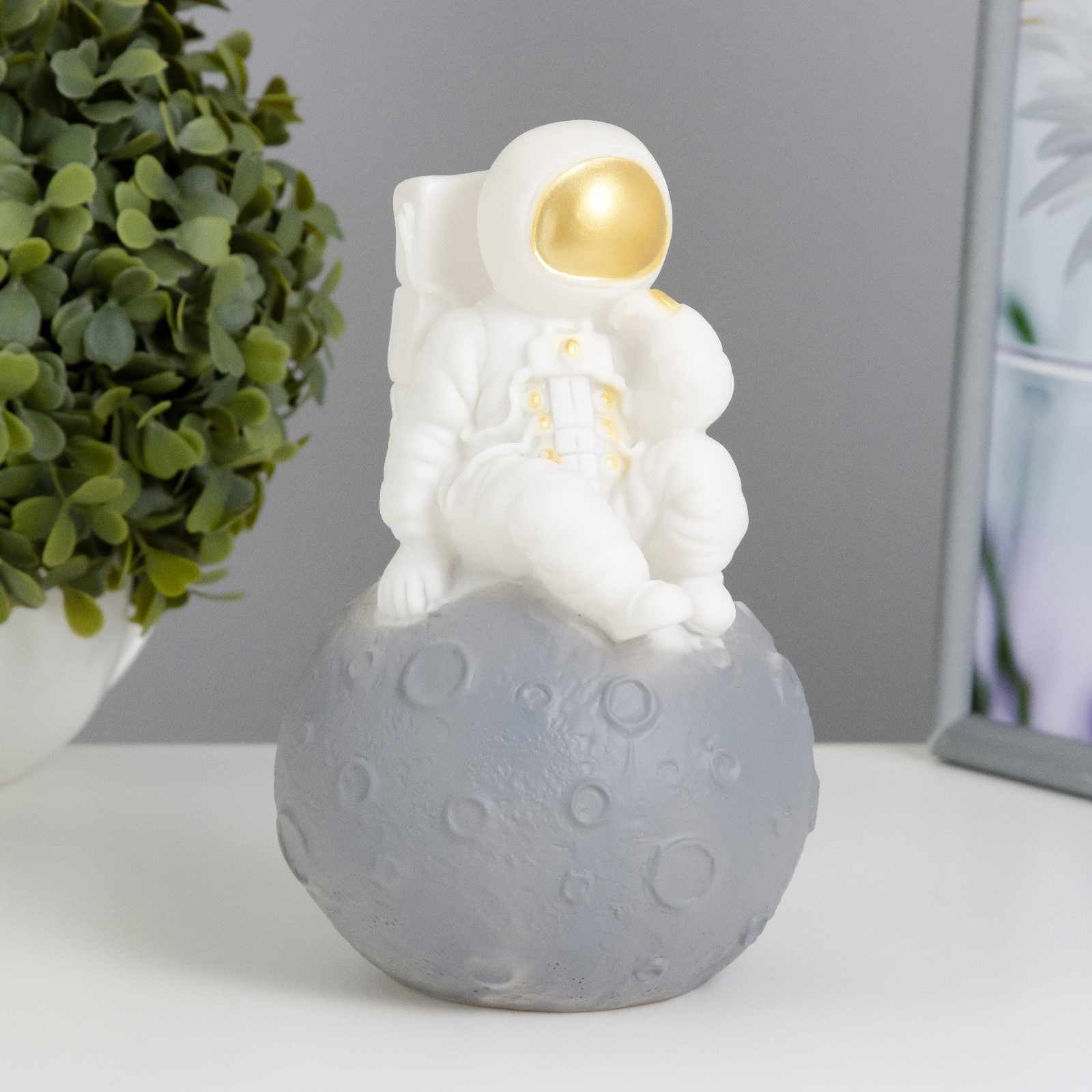 Изображение товара Декоративный предмет Risalux Космонавт на луне