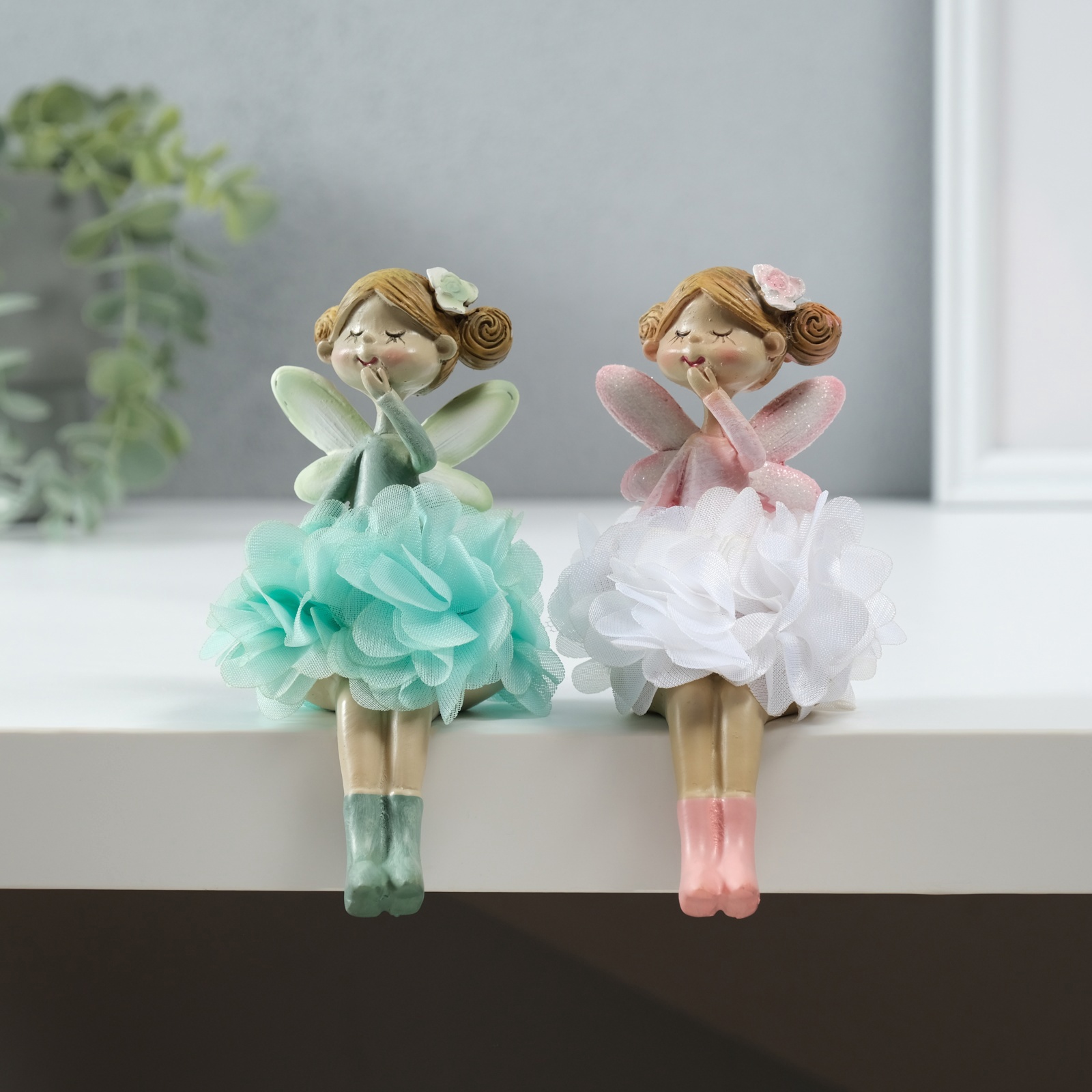 Изображение товара Девочка в платье из цветочков в гольфах — декоративный предмет