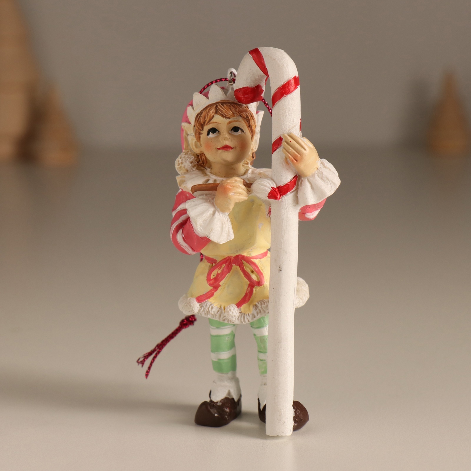 Изображение товара Новогодний эльф с леденцом — декоративная подвеска 5×4,5×11 см