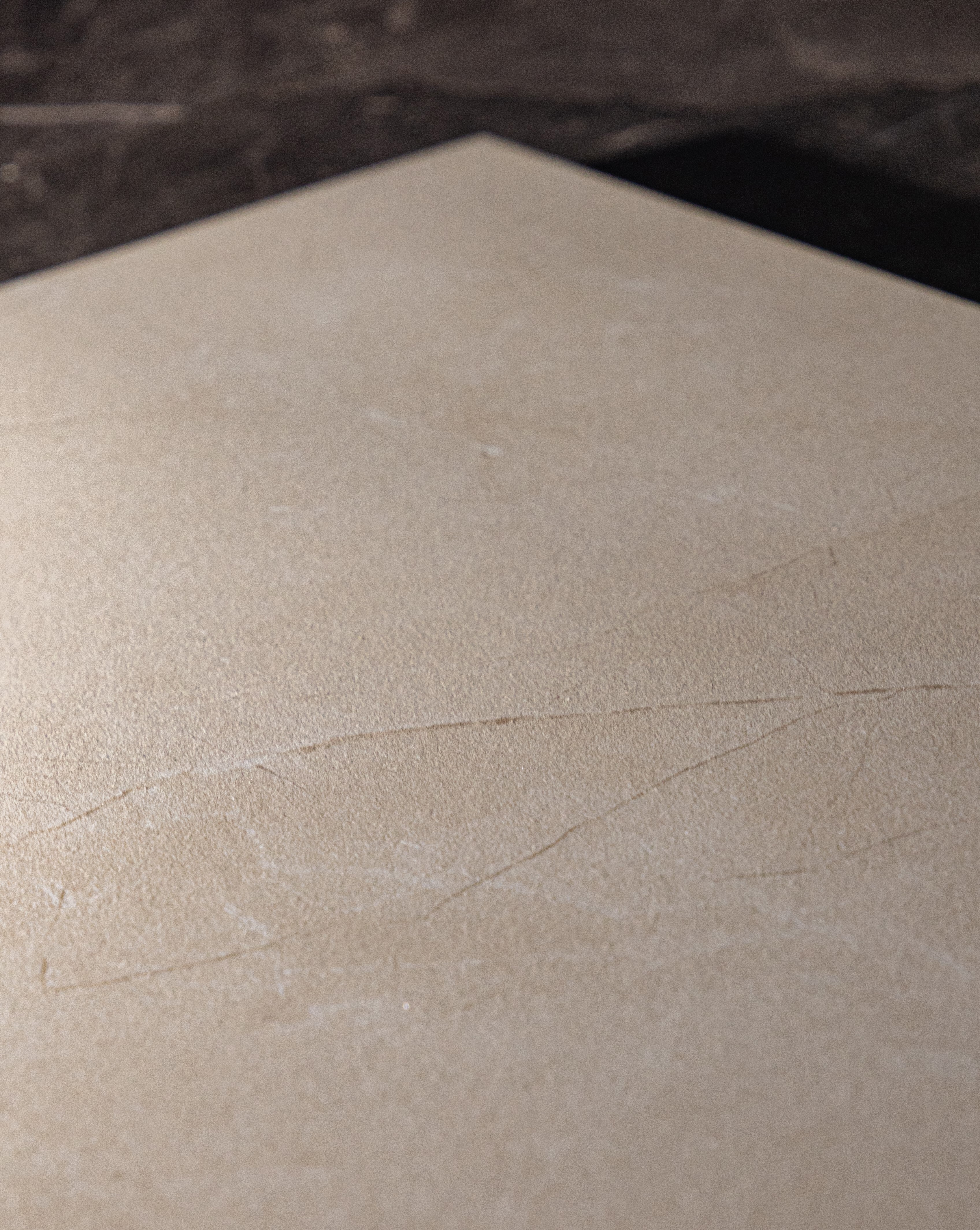 Изображение товара Керамогранит с глиттером и карвингом 60х60 см светло-бежевый под мрамор