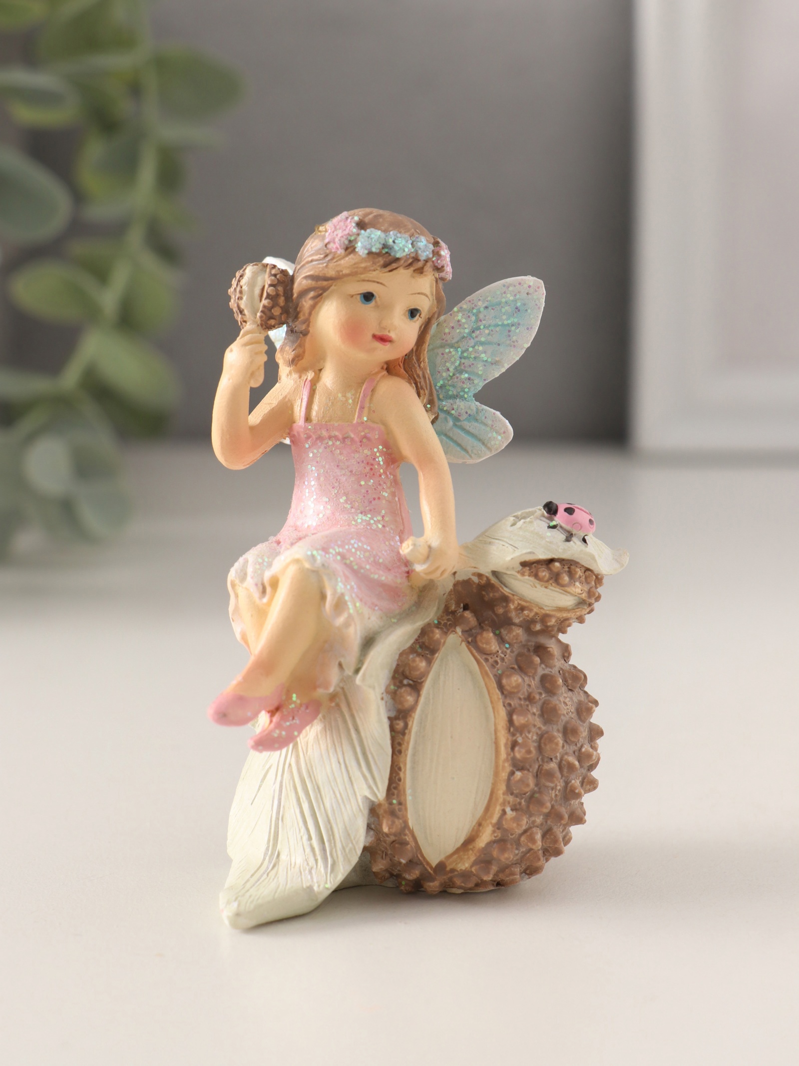 Изображение товара Д девочка-фея в розовом платье на фрукте - декоративный предмет