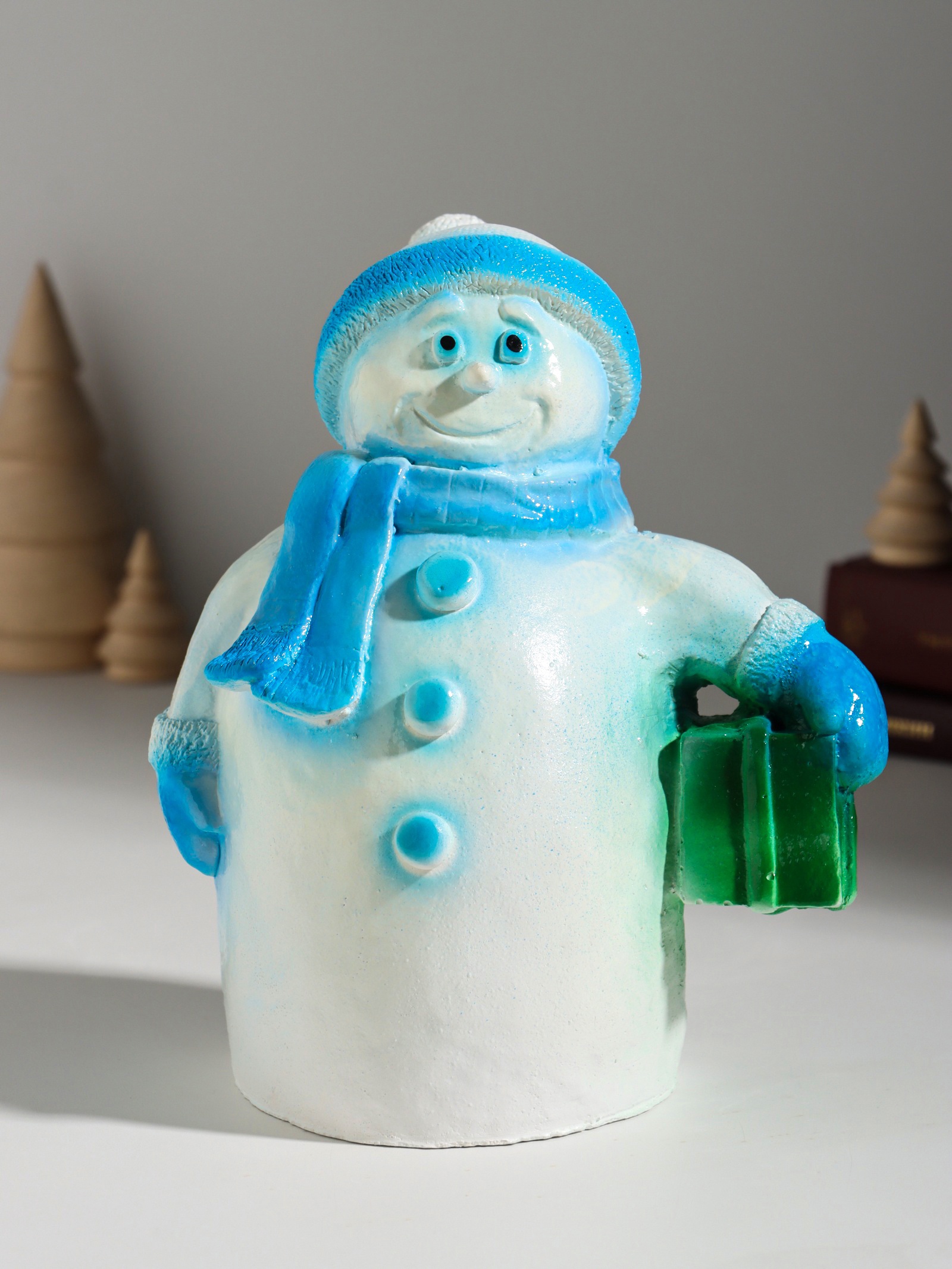 Изображение товара Снеговик с подарком 19 см — декоративный предмет ХОРОШИЕ СУВЕНИРЫ