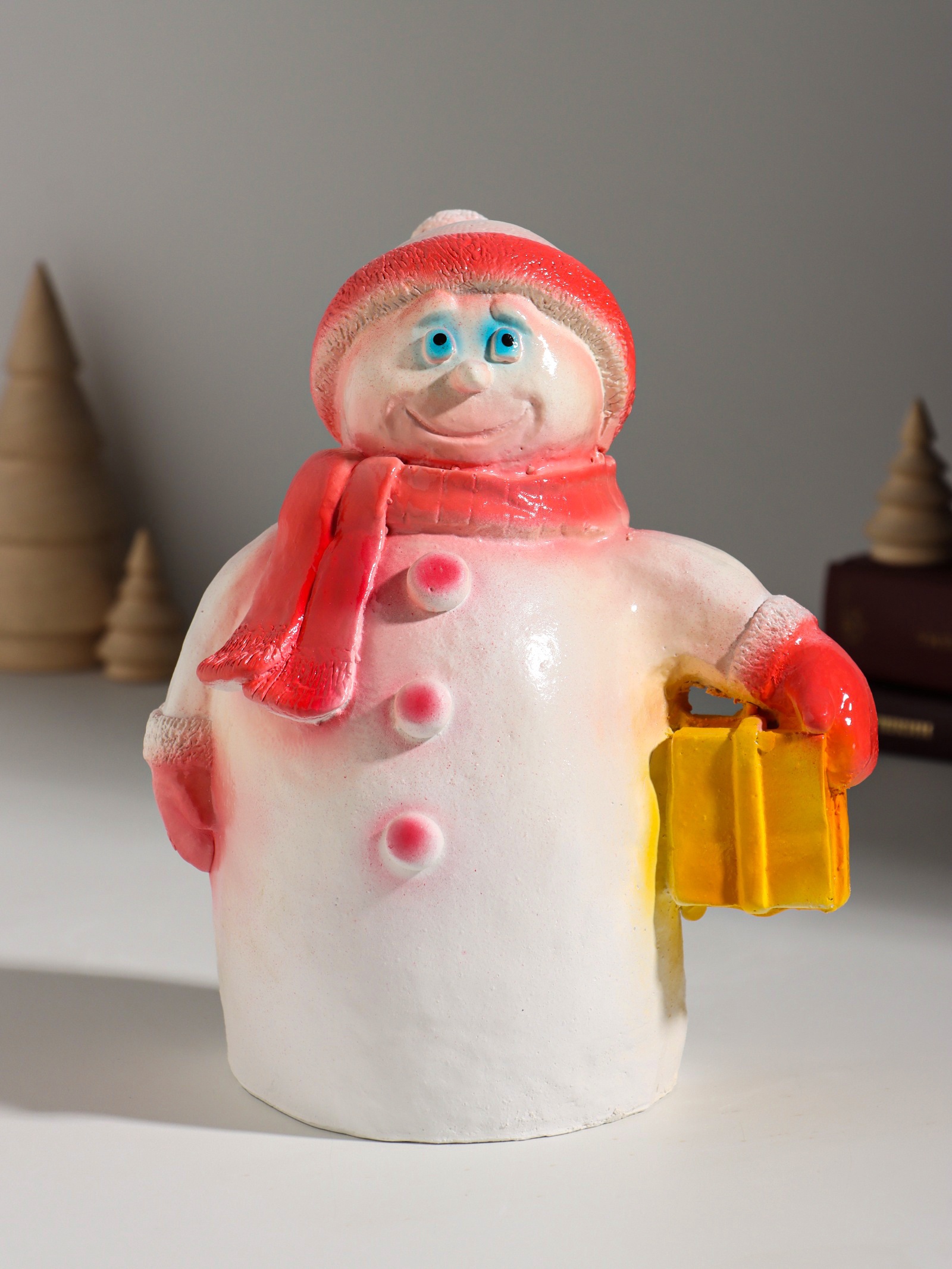 Изображение товара Снеговик с подарком 19 см — декоративный сувенир ХОРОШИЕ СУВЕНИРЫ