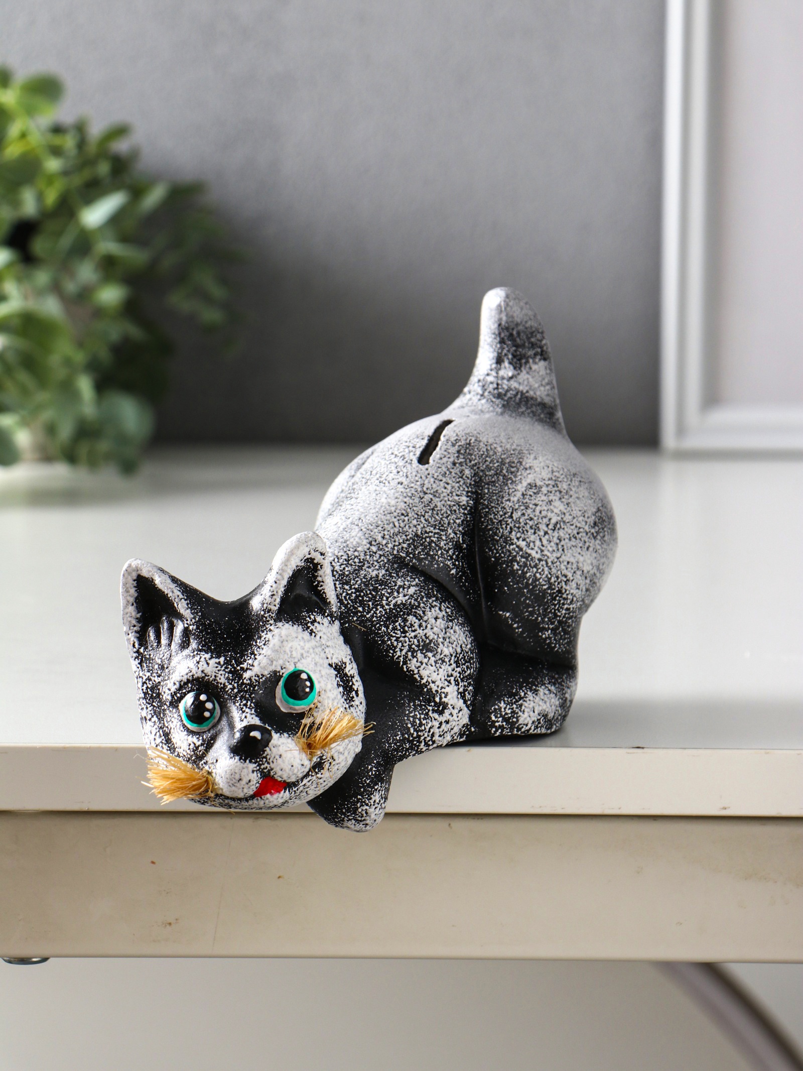 Изображение товара Кот Василий – копилка ХОРОШИЕ СУВЕНИРЫ, белая, 11,5×18×9 см