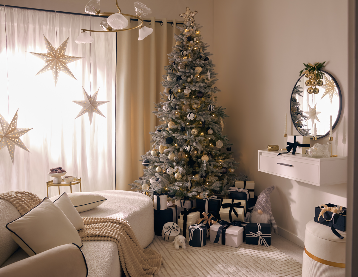 Новогодний декор гостиной в современном стиле