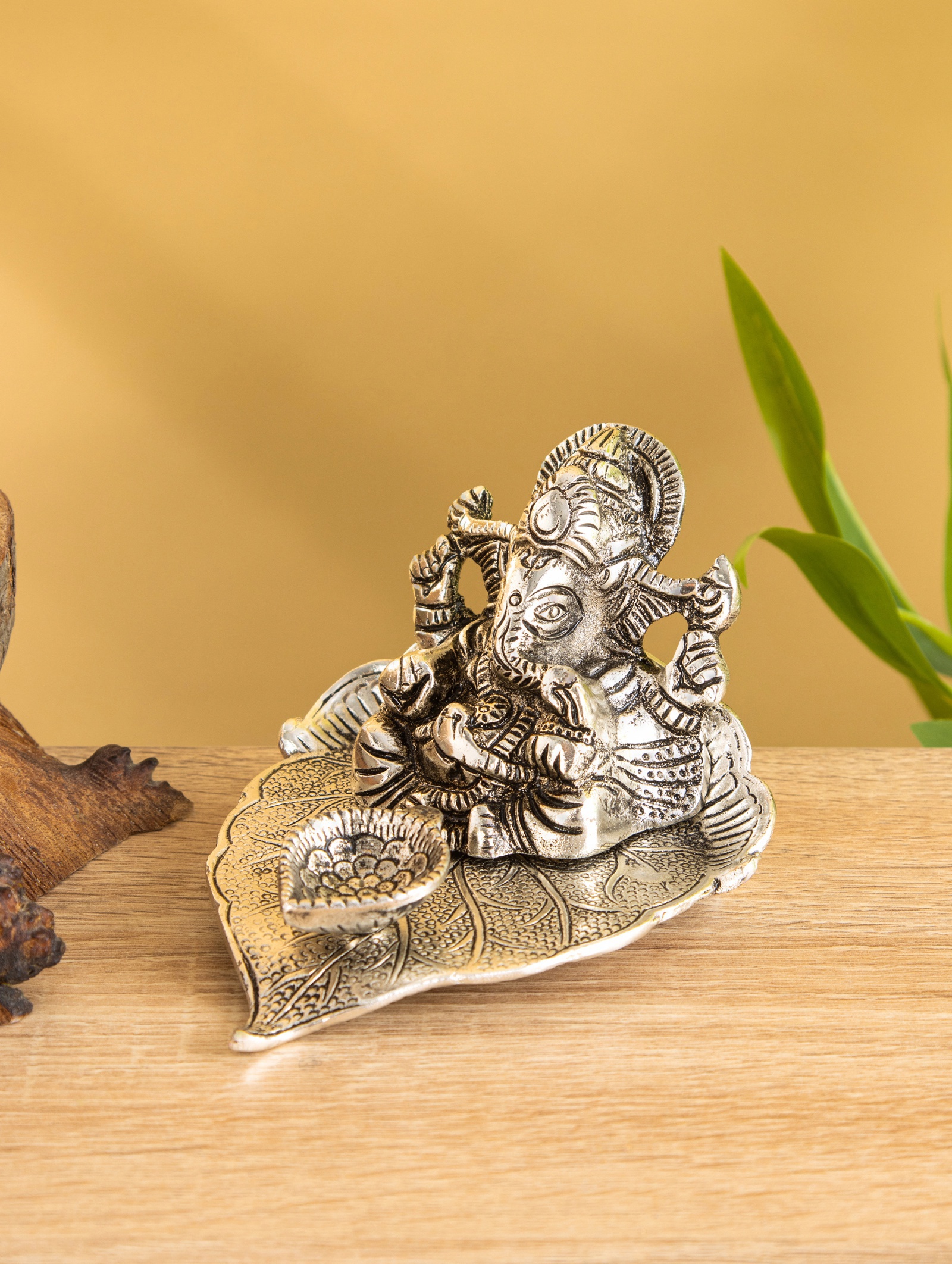 Изображение товара Подставка для благовоний Сима-ленд Подставка под благовония Ганеша на листе