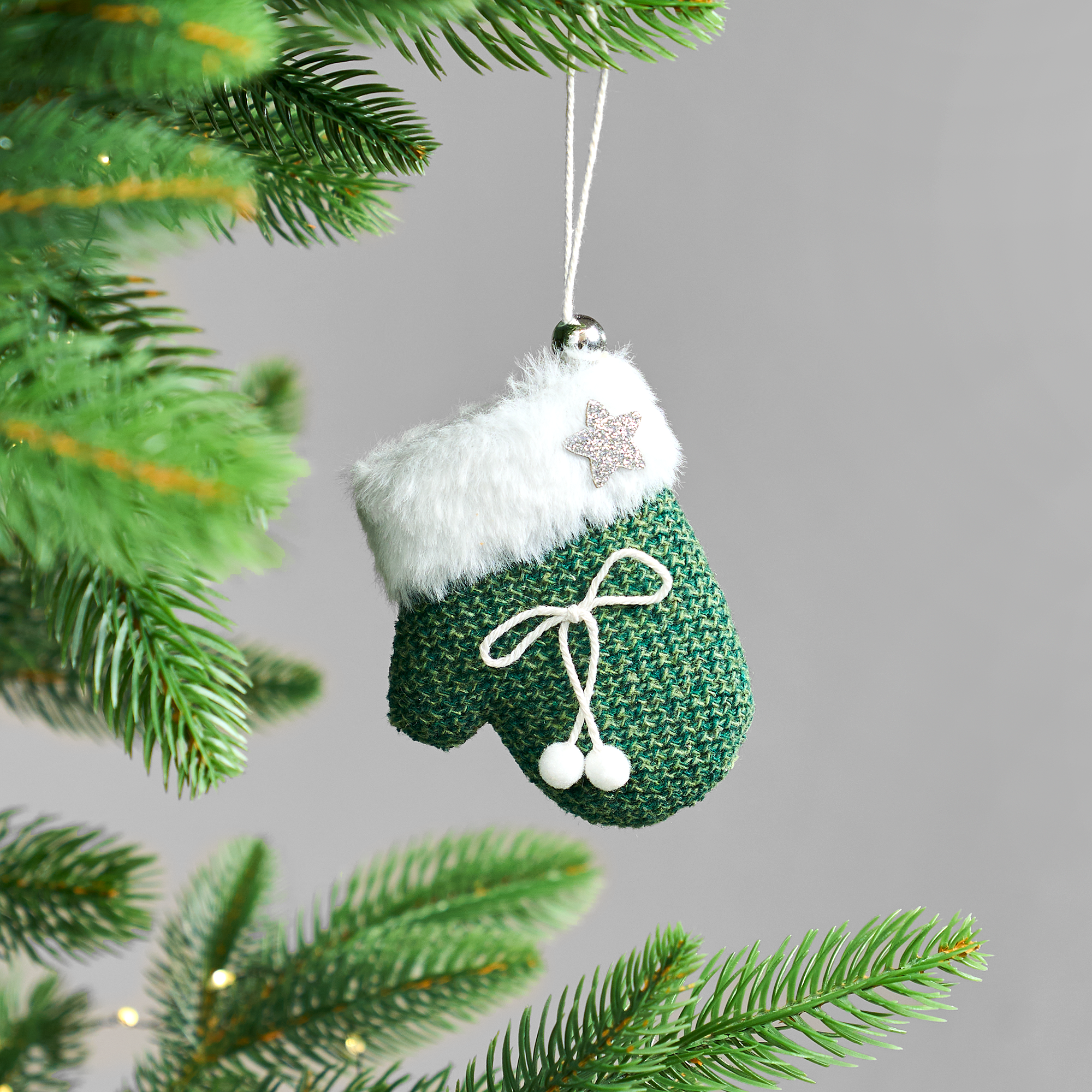 Изображение товара Декоративное подвесное украшение Креафорта Варежка 13 см зеленое для елки и интерьера
