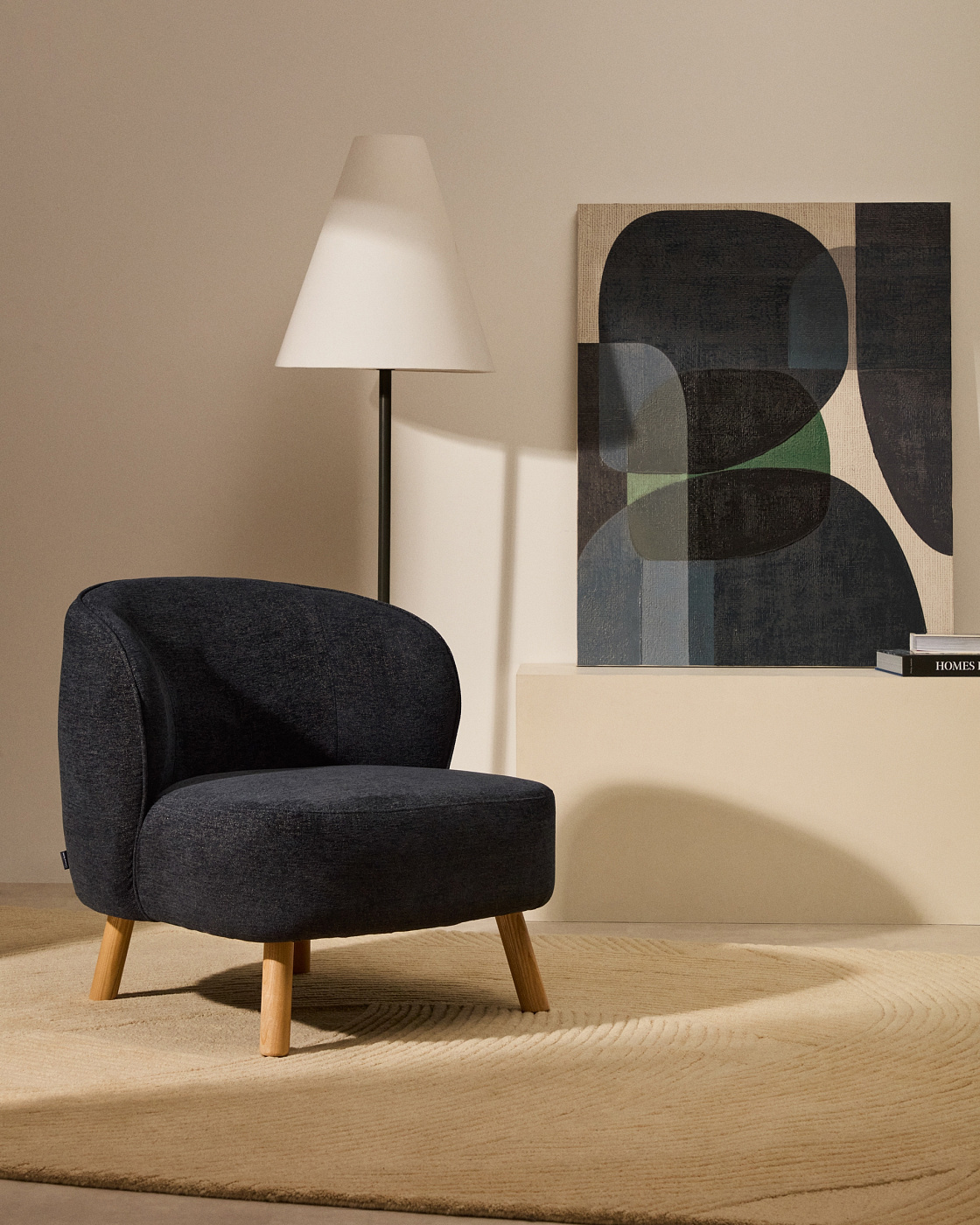 Изображение товара Кресло Ulit от La Forma серое компактное дизайнерское мягкое мебельное решение