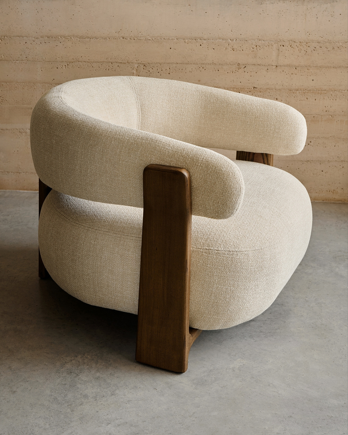 Изображение товара Кресло LA FORMA Granite из массив ясеня и тканевой обивки 86x67x86 см