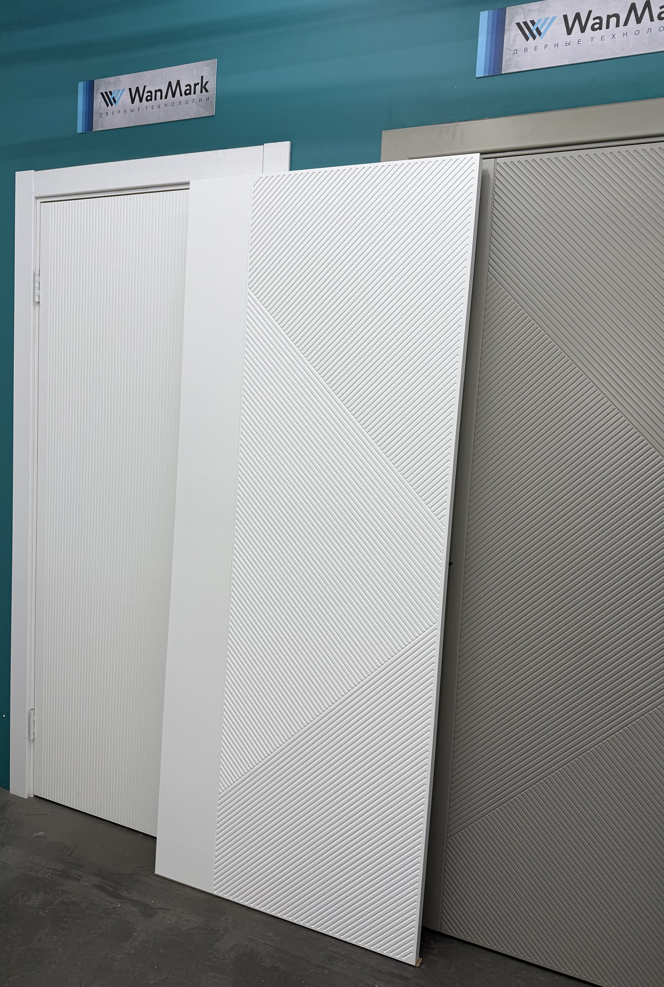 Изображение товара Комплект межкомнатной двери Wanmark Синди-13 глухая 200x60см эмаль цвет белый с коробом и наличниками