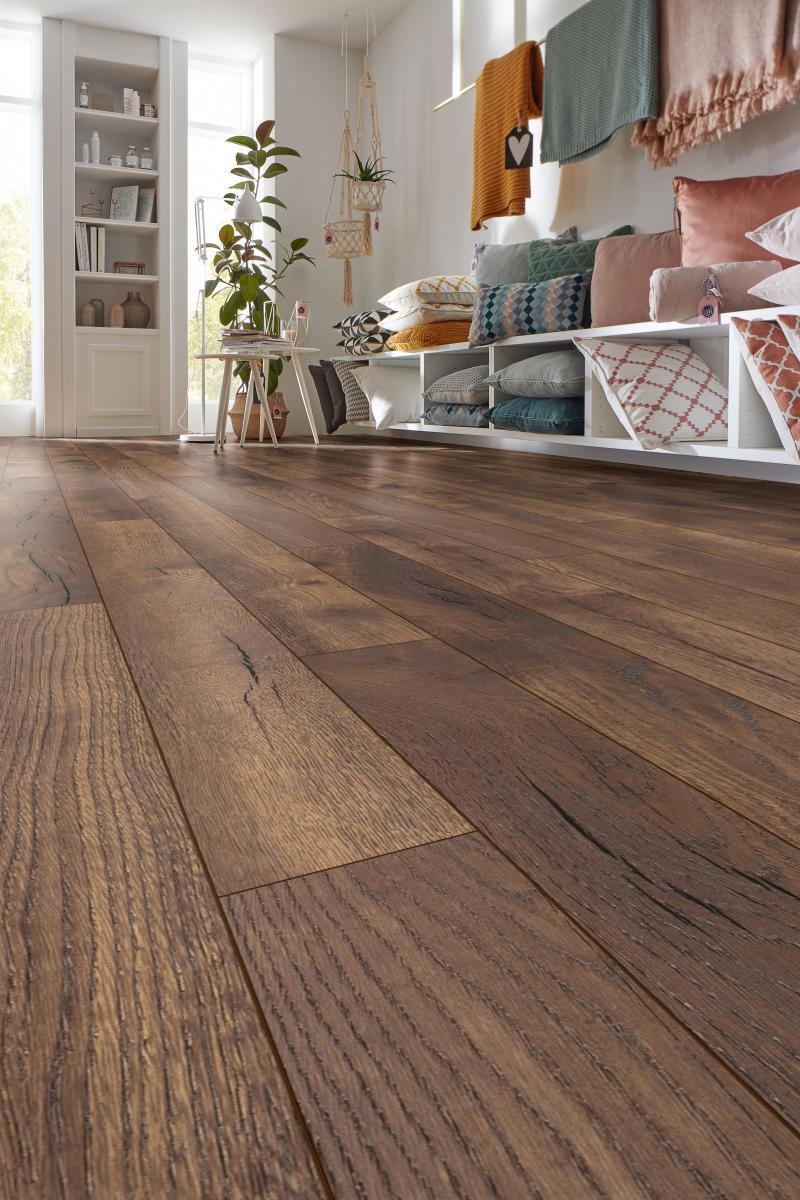 Изображение товара Ламинат Kronotex D4766 Дуб тёмный Петерсон 10 мм влагостойкий с фаской коллекция Aqua Amazone